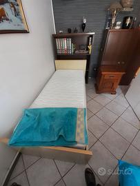 Letto con rete e materasso.