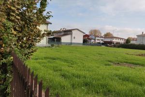 Terreno edificabile con un immobile unifamiliare