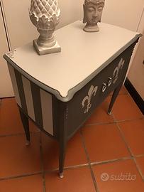 Comodino vintage in stile  shabby