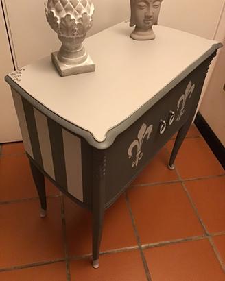 Comodino vintage in stile  shabby