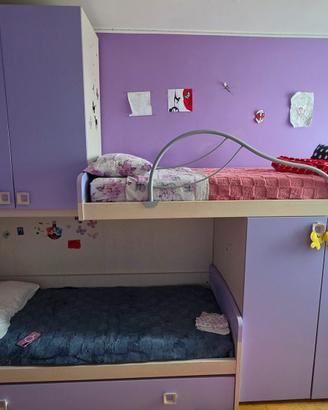 cameretta da bambino con letto a castello 