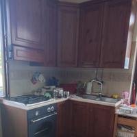 Cucina con elettrodomestici