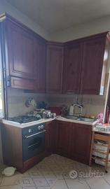 Cucina con elettrodomestici