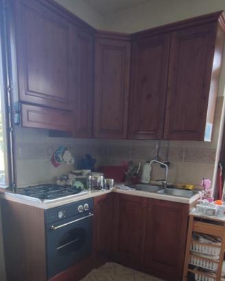 Cucina con elettrodomestici