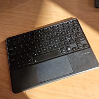 Tastiera Bluetooth retroilluminata con touchpad