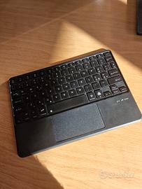 Tastiera Bluetooth retroilluminata con touchpad