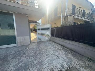 NEGOZIO A POLLENA TROCCHIA