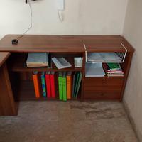 scrivania e libreria