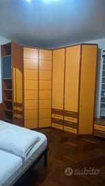 Stanzetta in legno con ante arancioni e blu