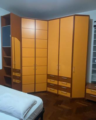 Stanzetta in legno con ante arancioni e blu