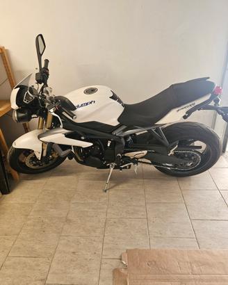 Moto triumph street triple 675 abs