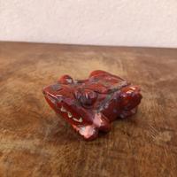 Statuina Rana in Diaspro Rosso