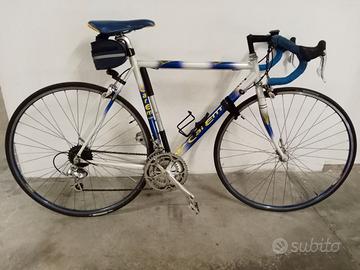 bici da corsa con tripla corona