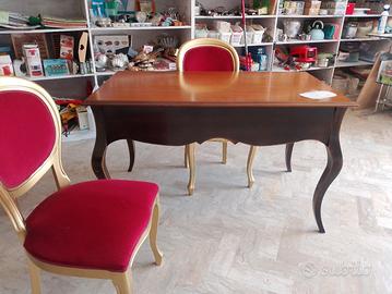 scrivania e due sedie oro 