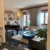 Cagliari, via Castelvì, quadrivano luminoso e pano