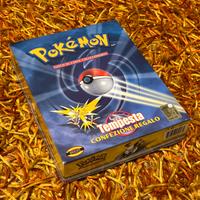 Box Carte Pokémon Tempesta Fossil con Tabellone