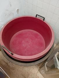 3 contenitori in plastica per vinaccia