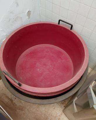 3 contenitori in plastica per vinaccia