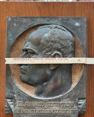targa in bronzo di Benito Mussolini