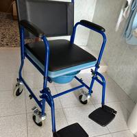 Sedia a rotelle con vaso rimovibile