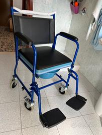 Sedia a rotelle con vaso rimovibile