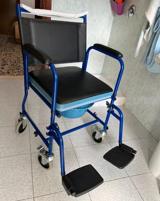 Sedia a rotelle con vaso rimovibile