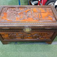 Cassapanca in legno esotico con intarsi a mano.