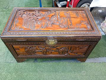 Cassapanca in legno esotico con intarsi a mano.