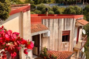 Casa con terreno, ulivi e e magazzino a Graniti