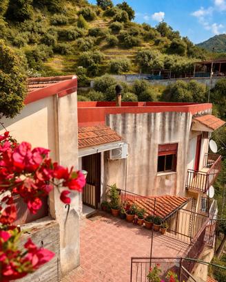 Casa con terreno, ulivi e e magazzino a Graniti