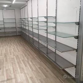 Arredamento Moderno con cremagliera a muro