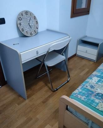 letto comodino e scrivania 