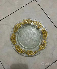 Piatto con decorazione dorata sui bordi