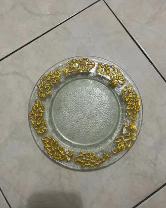 Piatto con decorazione dorata sui bordi