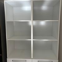 Mobili bianchi, tavoli e sedie