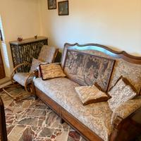 Divano antico con cassetti e sedia a dondolo