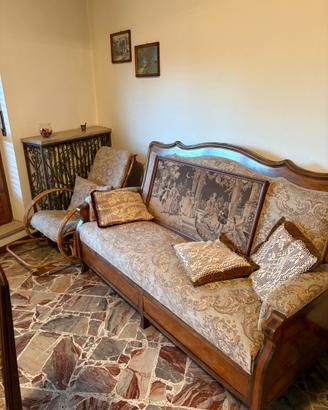 Divano antico con cassetti e sedia a dondolo