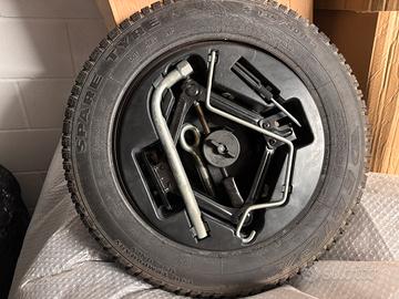 Gomma di scorta con attrezzi