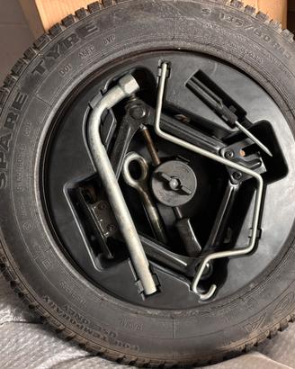 Gomma di scorta con attrezzi