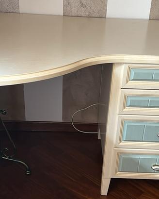 Scrivania in legno