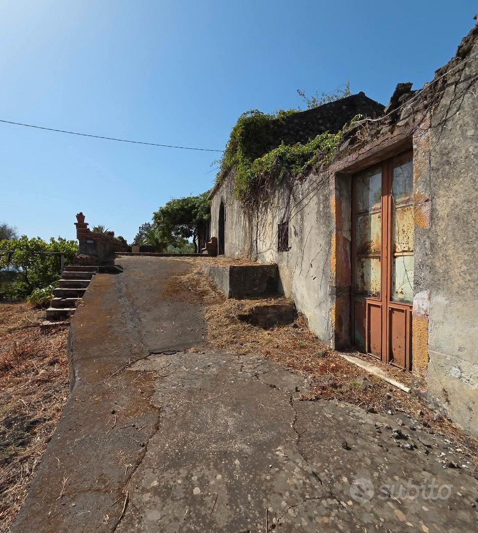 Rustico e palmento con terreno a Piedimonte Etneo - Vista 2