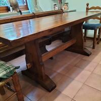 Tavolo in legno con due panche