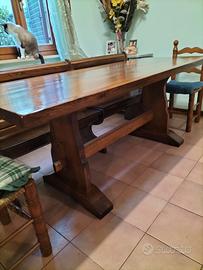 Tavolo in legno con due panche