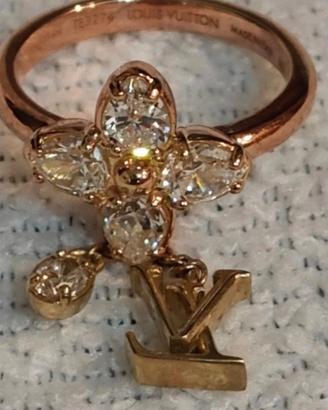 Anello monogram con charm (Louis Vuitton) 