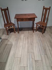 Tavolo in legno con sedie