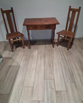 Tavolo in legno con sedie