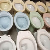 Water e bidet bianchi e colorati