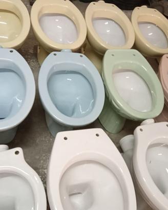 Water e bidet bianchi e colorati