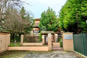 VILLA A SCHIERA CENTRALE A PARMA