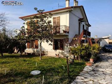 Villa bifamiliare con giardino a jesi